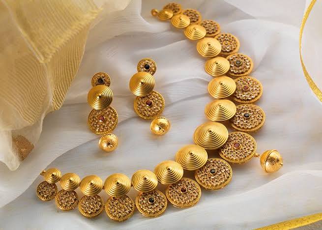 Artificial/imitation jewellery
