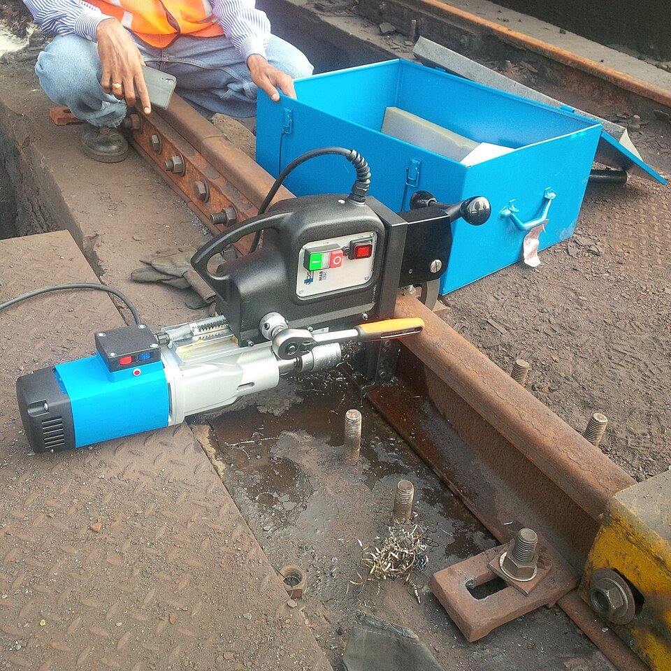 Reinforcing bar thread rolling machine