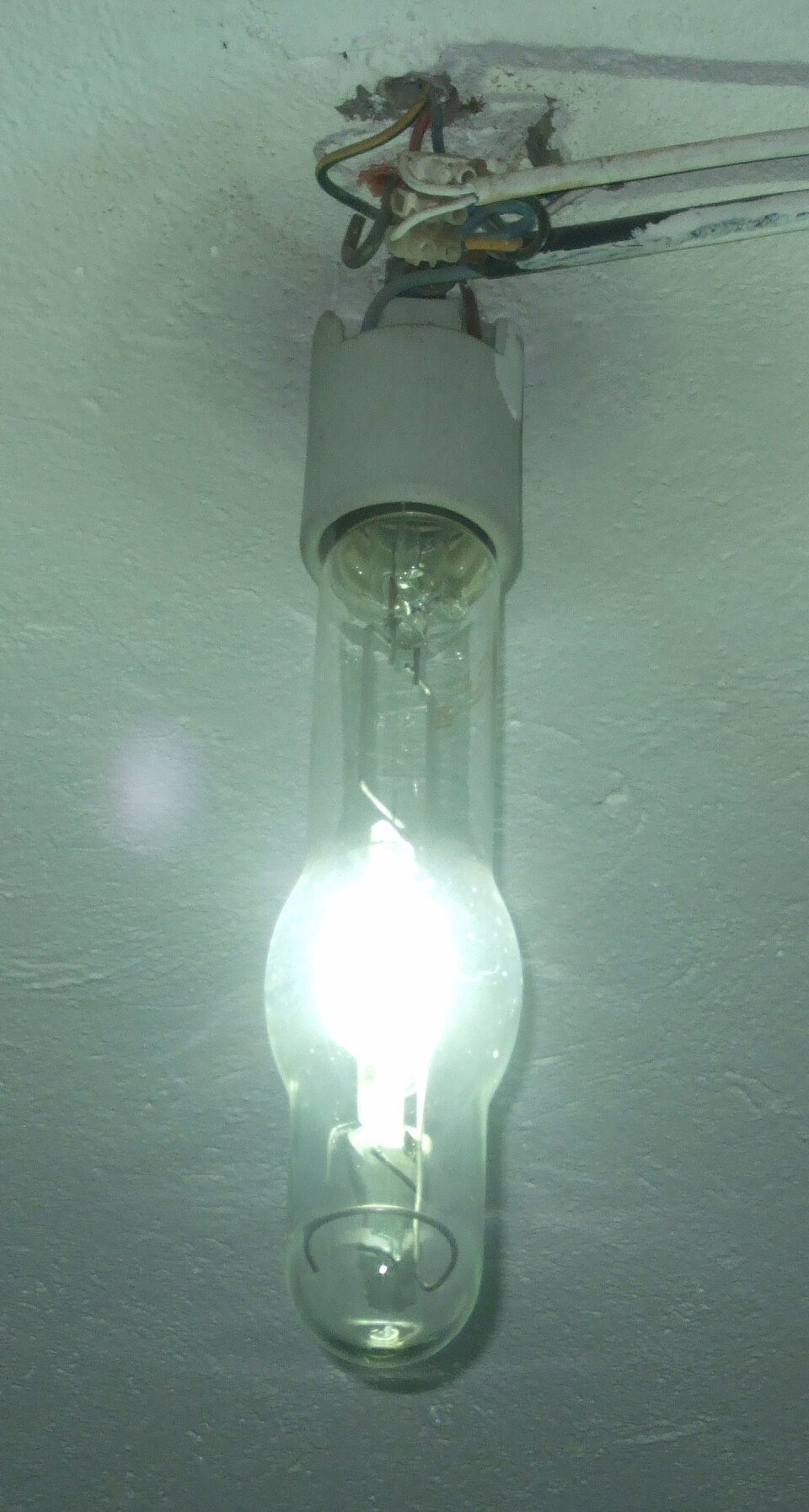 Built -in metal halide lamp