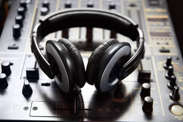 Over-ear Headphones  2HP1650