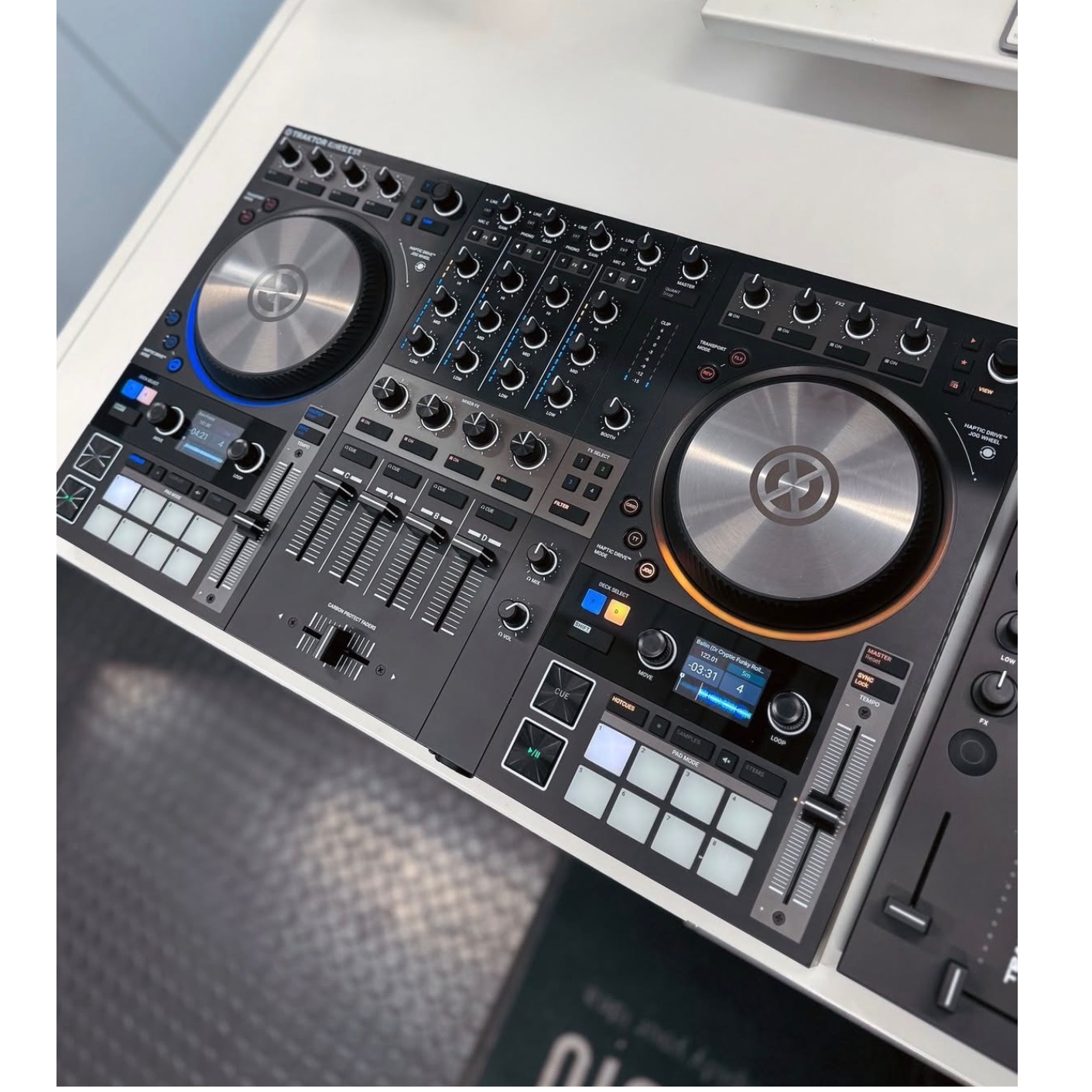 Native Instruments Traktor Kontrol S4 Mk3 DJ Controller